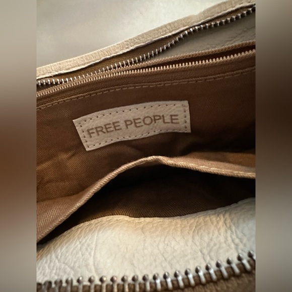 Free People ⭐️ BEAUTIFUL ⭐️LUXE⭐️ LEATHER Embroidered Wallet NWT 🔖 - Picture 5 of 5